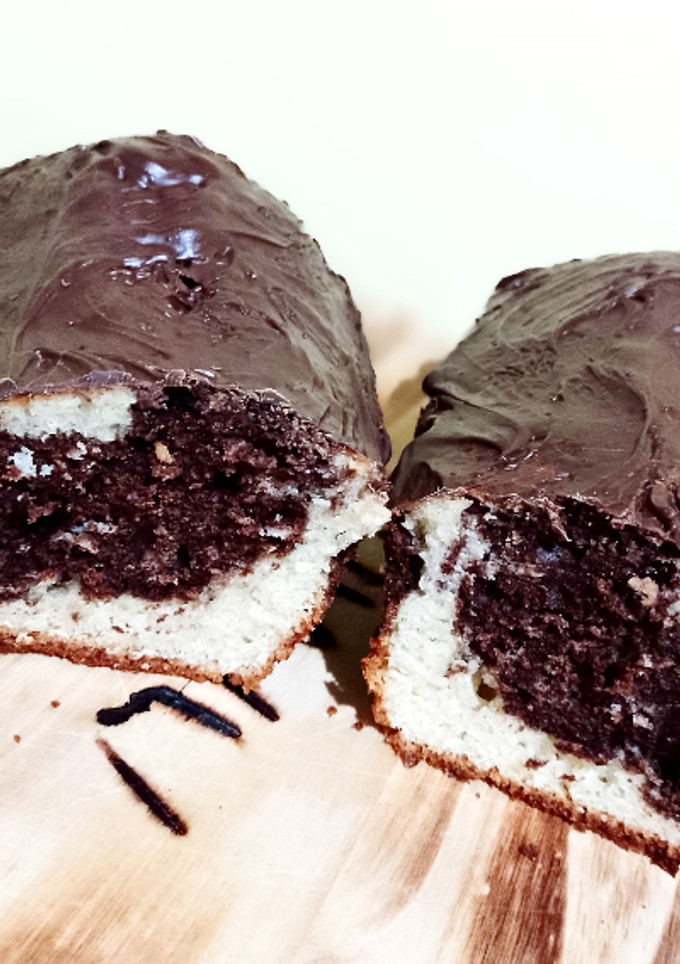 Una foto de Budín marmolado bañado en Chocolate