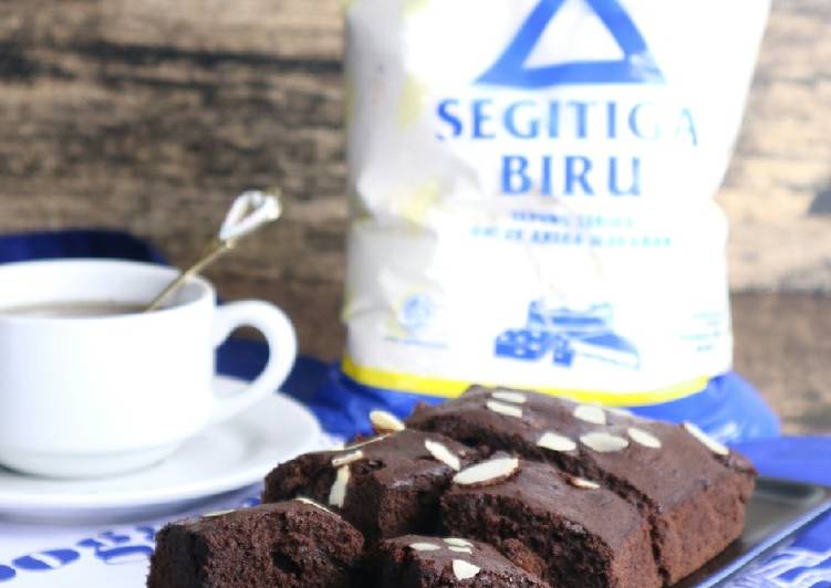 Cara mudah meracik Brownies panggang putih telur yang Bisa Manjain Lidah