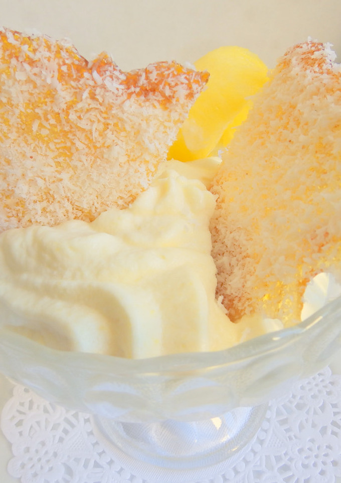 Una foto de Mousse de piña tropical con crujiente de coco