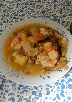 Una foto de Hongos y pollo en estofado
