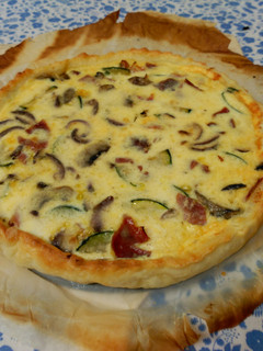 Una foto de Quiche de verduras y jamón