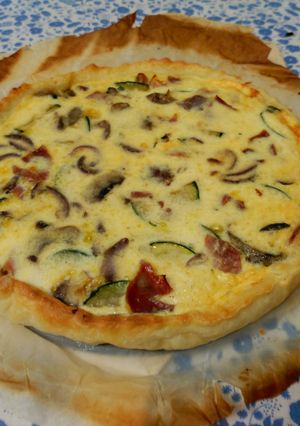 Una foto de Quiche de verduras y jamón 