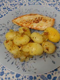 Una foto de Pechuga de pollo con su guarnición.