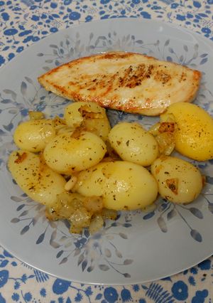 Una foto de Pechuga de pollo con su guarnición. 