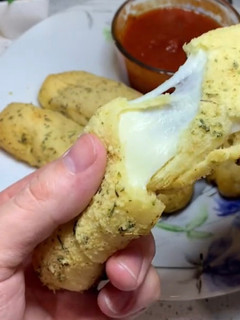 A picture of Garlic butter cheese sticks.