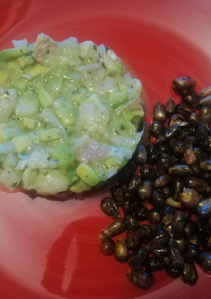 Una foto de Ceviche de Dorada con Aguacate y Choclos