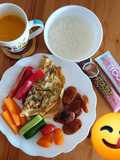 ข้าวต้มกุ้ย ผักสด กุนเชียงปลา ไข่เจียวทรงเครื่อง ไม่ใช้น้ำมัน