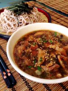 A picture of Dipping Noodles with Pork and Green Onion.