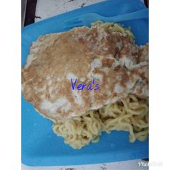 A picture of Spicy indomie Noddles and fried egg.