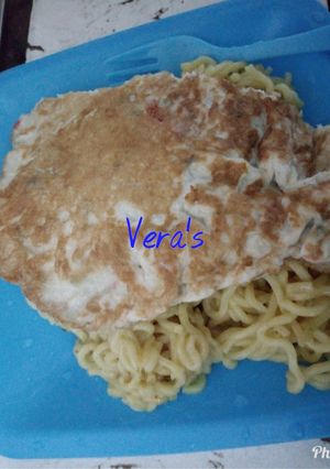 A picture of Spicy indomie Noddles and fried egg.