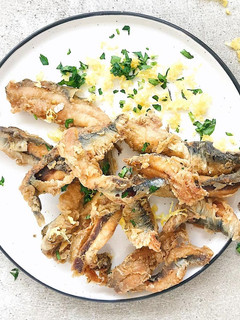 Una foto de Boquerones fritos crujientes