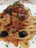 Linguine con Tonno, Pomodorini Freschi, Olive Nere e Capperi
