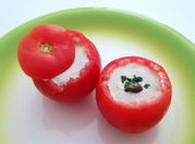 Una foto di pomodoro ripieno