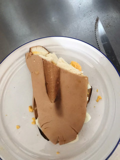 Una foto de Sándwich ligero con huevo cocidos