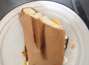 Una foto de Sándwich ligero con huevo cocidos