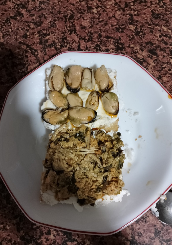 Una foto de Tosta de mejillones en escabeche