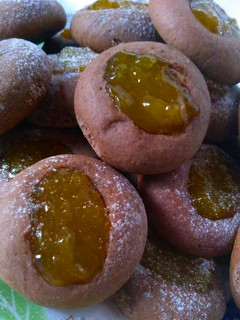 Una foto de Pepas de chocolate rellenas con dulce de batata🍅🍫😊🌺