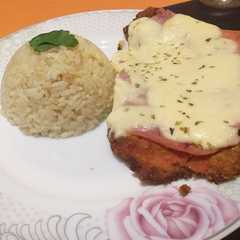 Una foto de Milanesas de pollo con arroz!
