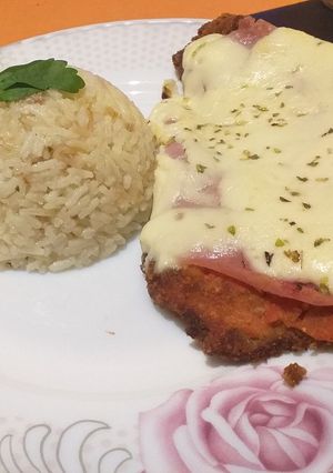 Una foto de Milanesas de pollo con arroz!