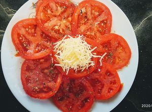 Una foto de Carpaccio de tomate