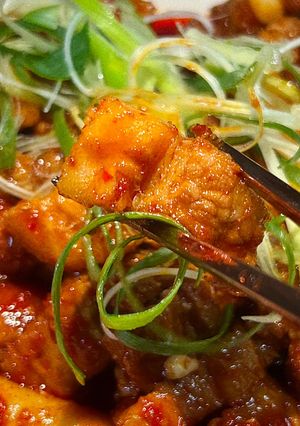 Hình của món 고추장삼겹살-Thịt ba chỉ xào tương ớt.