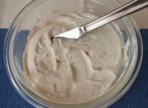 Una foto de Queso crema de kéfir con hierbas