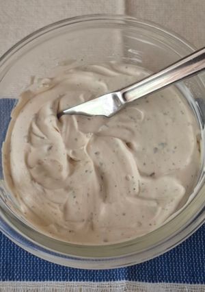 Una foto de Queso crema de kéfir con hierbas