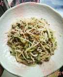 Mì xào bí ngòi thịt bằm cho bé