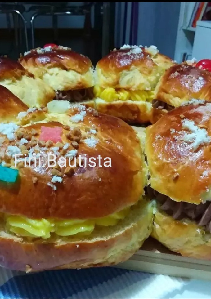 Una foto de Roscón de Reyes relleno de trufa y crema de naranja