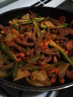 A picture of Fajitas de res con guarnición.