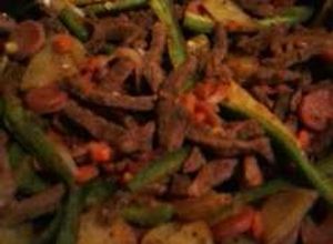 Una foto de Fajitas de res con guarnición