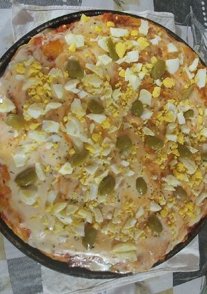 Una foto de Pizza casera de mozzarella, huevos y aceituna