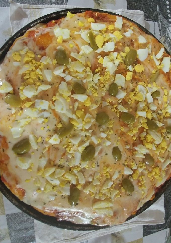 Una foto de Pizza casera de mozzarella, huevos y aceituna