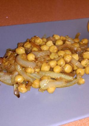 Una foto de Garbanzos con orégano y cebolla
