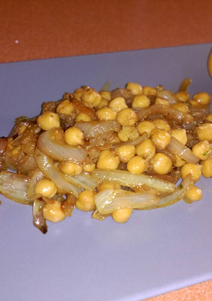 Una foto de Garbanzos con orégano y cebolla