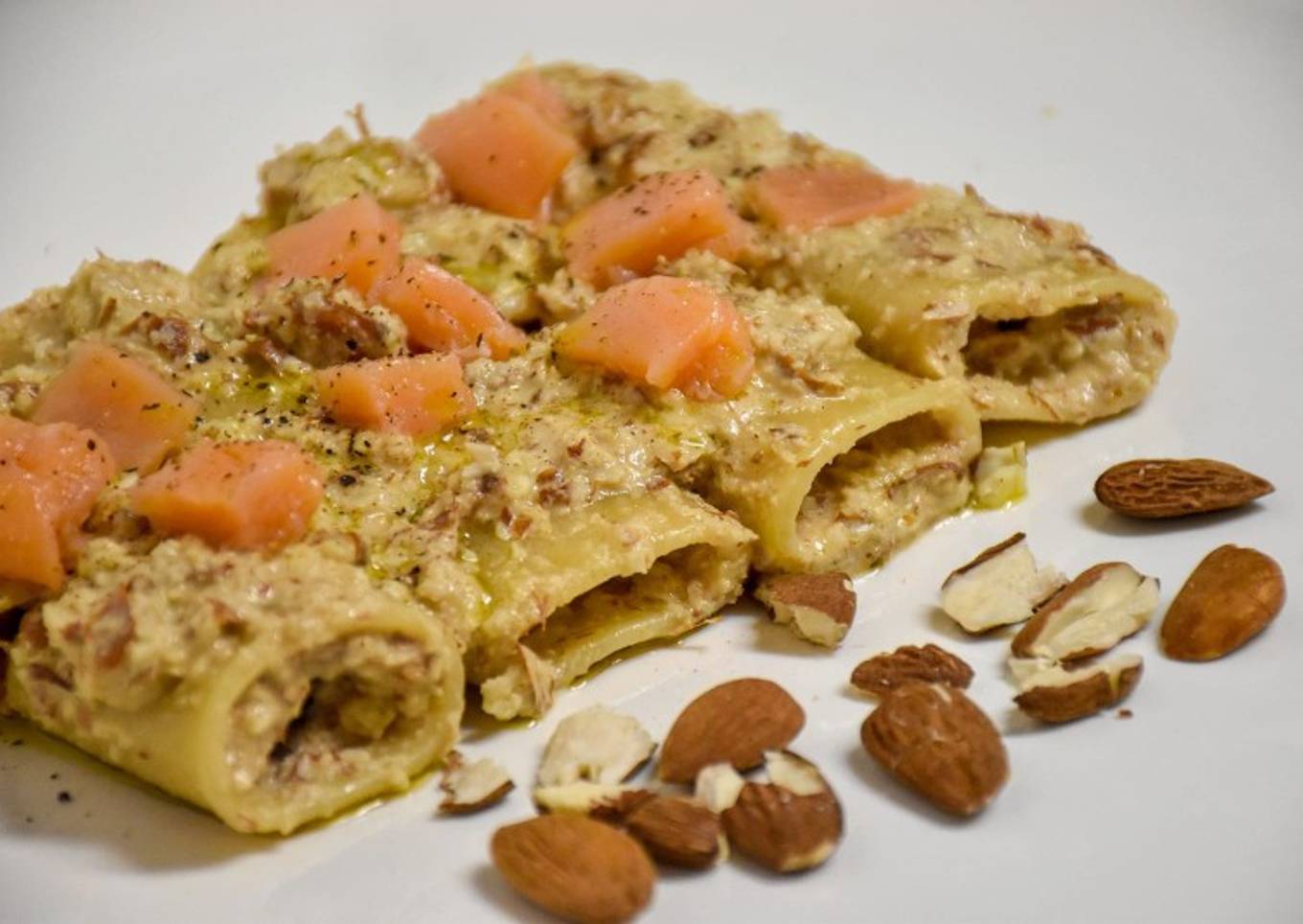 Paci Mandorl և Salmon