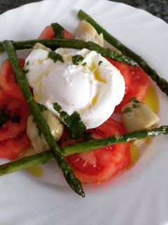 Una foto de Huevo poché con tomate y espárragos