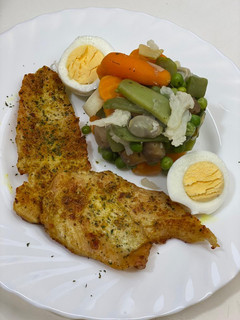 Una foto de Filetes de pollo con menestra de verduras al Aniston