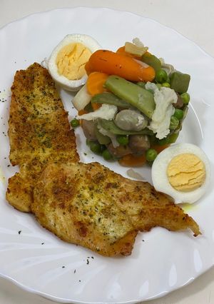 Una foto de Filetes de pollo con menestra de verduras al Aniston