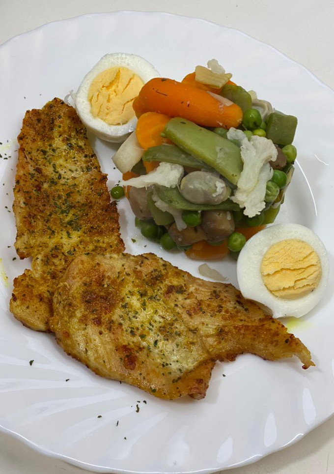 Una foto de Filetes de pollo con menestra de verduras al Aniston