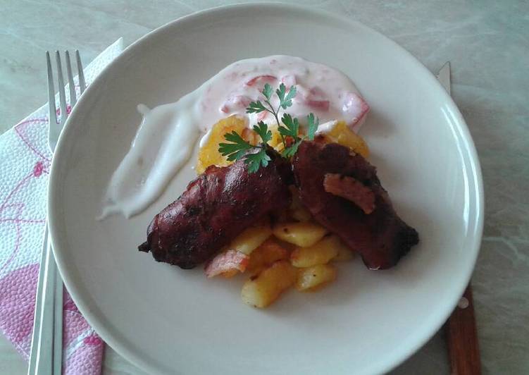 Csirkemáj baconben, tepsis burgonyával, uborka salátával