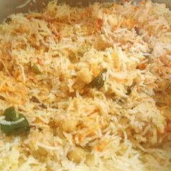 Chicken Chickpea Flavoured Rice/Chicken Chole Biryani😍 A picture of Chicken Chickpea Flavoured Rice/Chicken Chole Biryani😍.