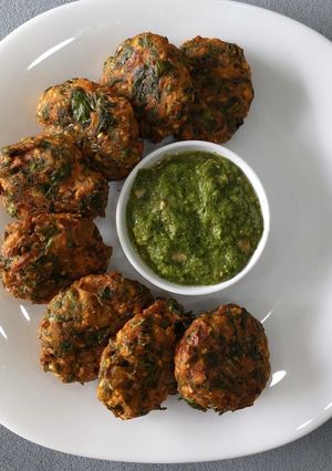 A picture of Methi Palak Bhajiya/Vada.