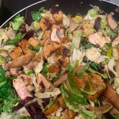 A picture of Tofu & veg stir fry.