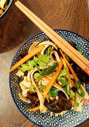 A picture of Spicy Cold Tofu Skin Salad (Liángbàn Dòufupí - 拌豆腐皮).