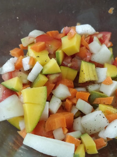 மாங்காய் காரட் சாலட் (Maankai carrot salad recipe in tamil) செய்முறை முக்கிய புகைப்படம்