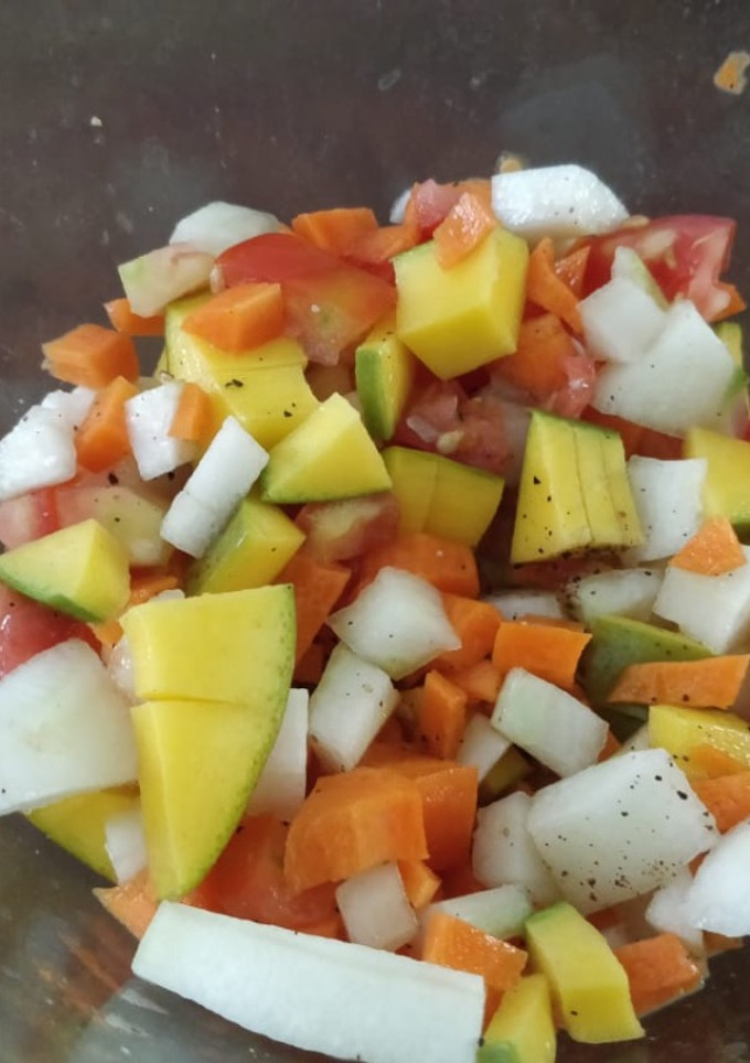 மாங்காய் காரட் சாலட் (Maankai carrot salad recipe in tamil) செய்முறை முக்கிய புகைப்படம்