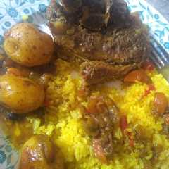 Una foto de Arroz de pimentones con ajo y costilla gizada con papá criollas