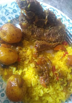 Una foto de Arroz de pimentones con ajo y costilla gizada con papá criollas