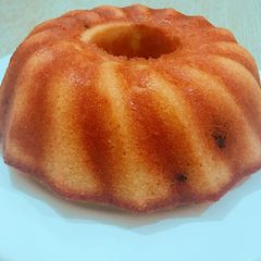 A picture of CAKe with Raisins.